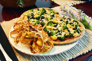 Broccoli Artichoke Pita Pizza with Crisp Onion Rings
